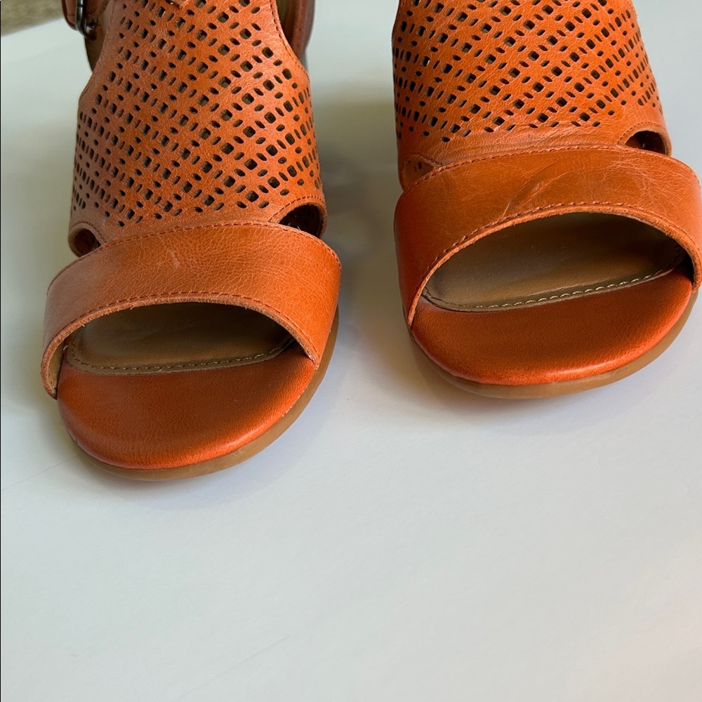 Comfortiva Women's Orange Perforated Sandals. Size 8.5 - Picture 5 of 9